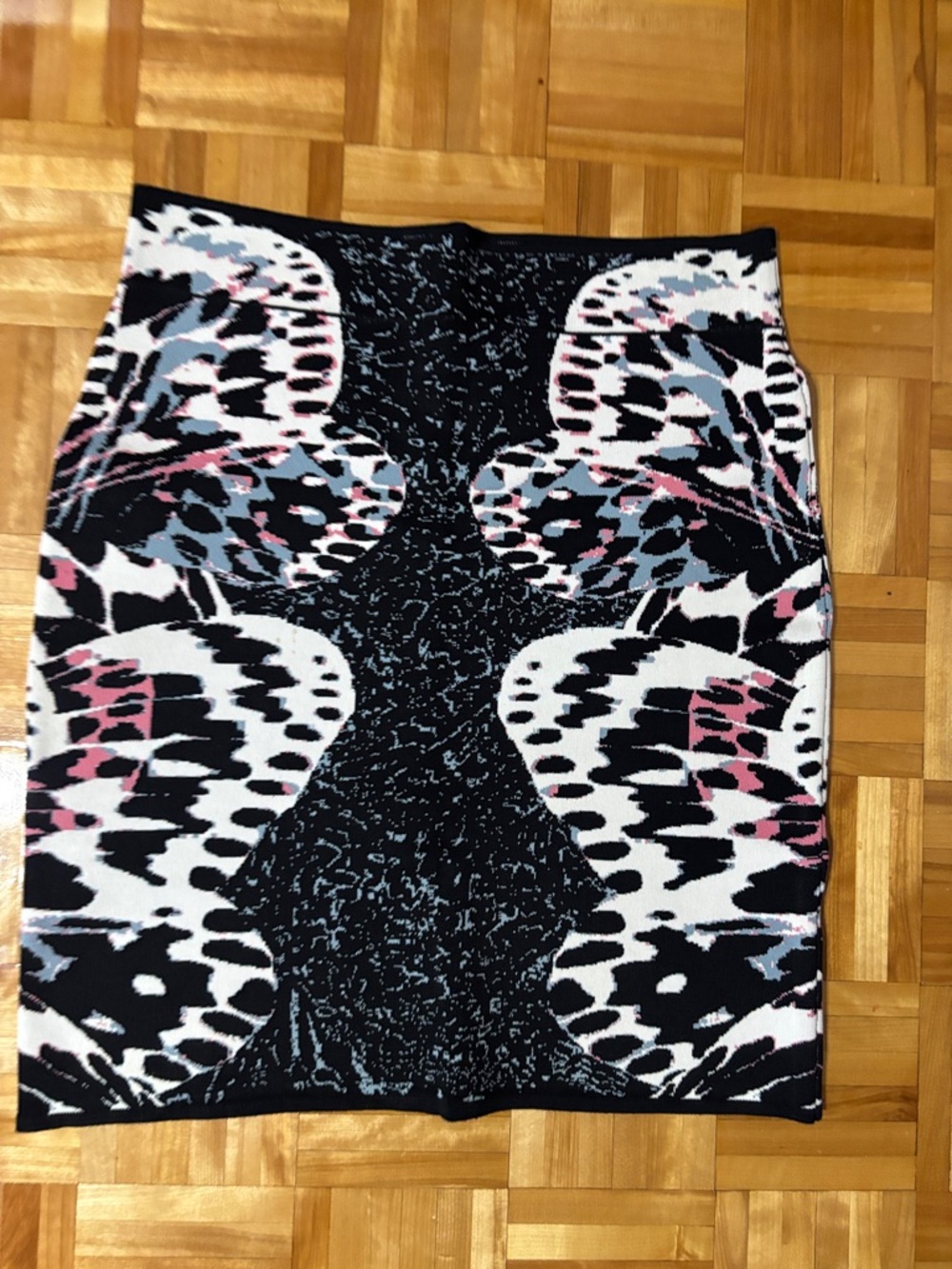 BCBGMaxAzria Black and White Abstract Pencil Skirt with Pink Accents - Picture 4 of 9